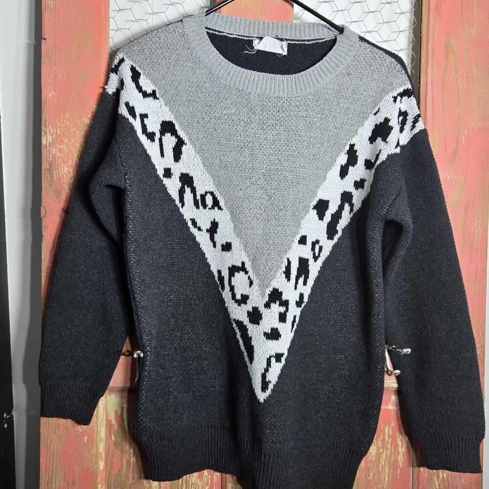 Luxe By Bling Glamour Women's Leopard Print Sweater Size M Chevron Black Gray